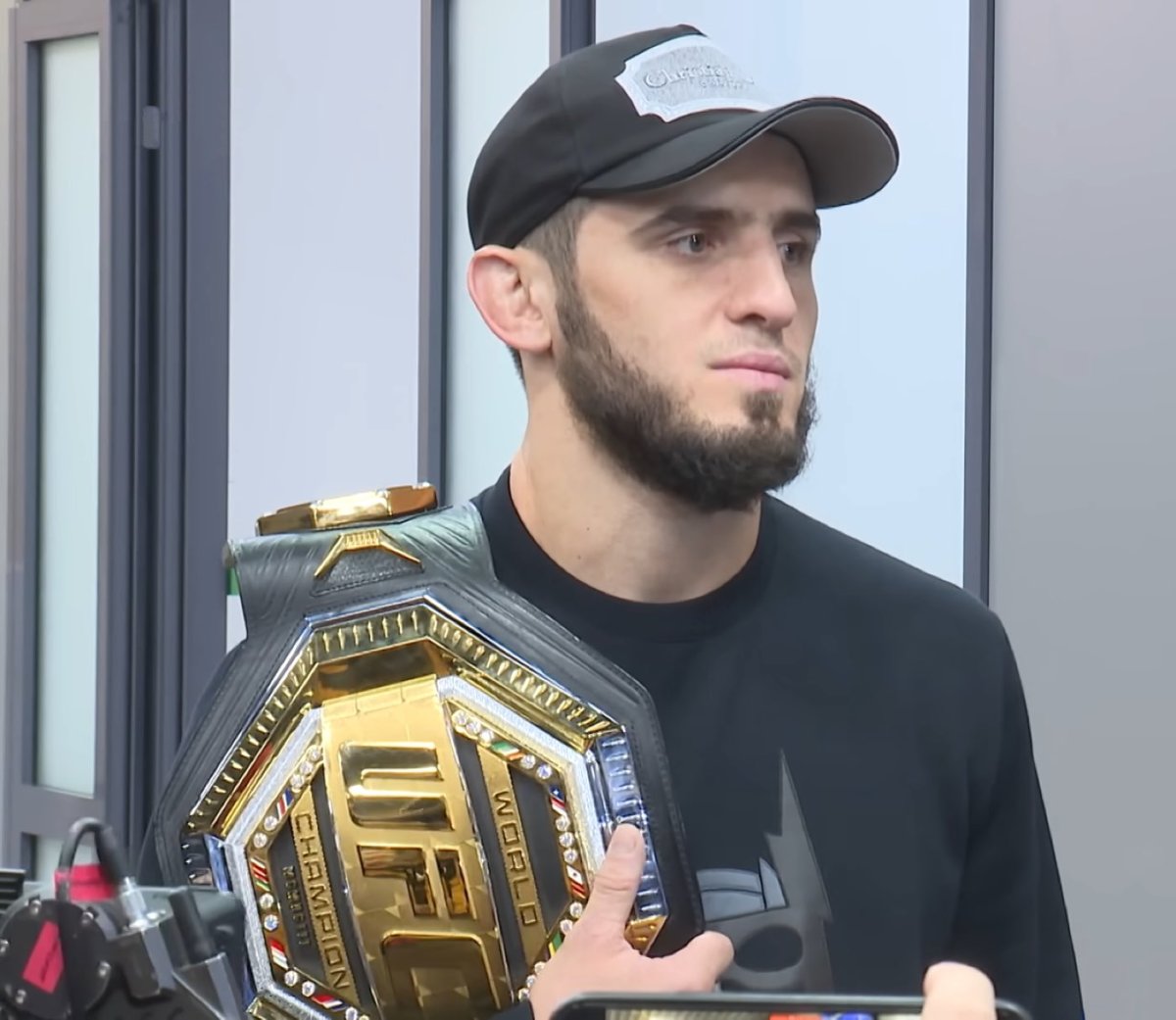 Islam Makhachev avec la ceinture UFC