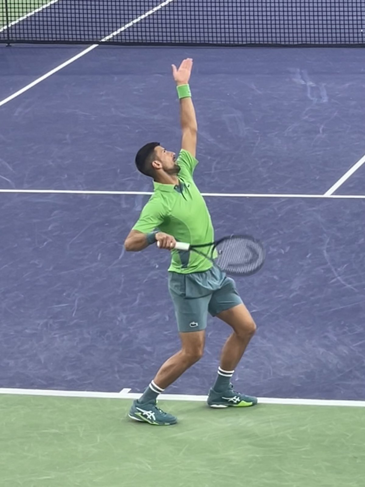 Novak Djokovic au service à Indian Wells en 2024