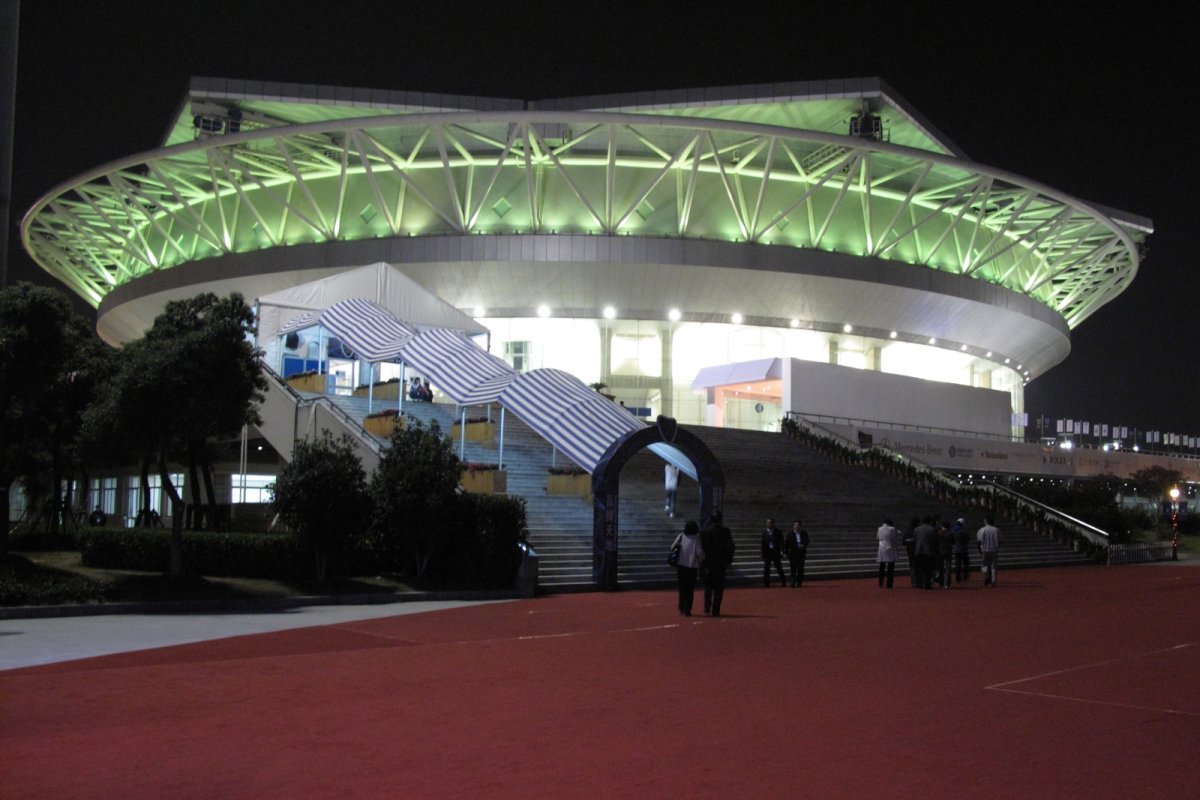 Le Qizhong Forest Sports City Arena de Shanghai, éclairé de nuit